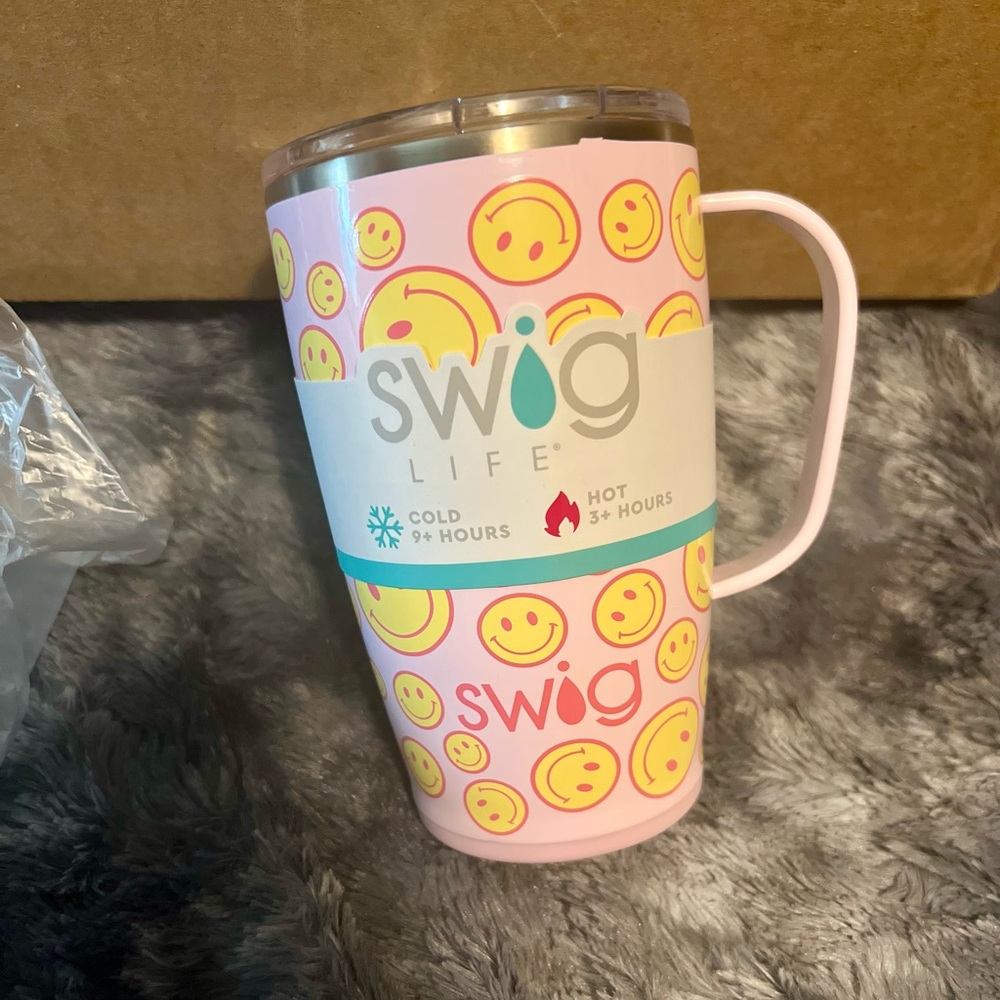 NWT smiley swig 18oz